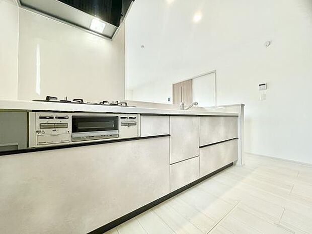 ■■対面キッチン■■キッチンは収納数もさる事ながら、リビングで寛ぐ家族や小さなお子様を見守りながら料理が出来る「対面式の温もり設計」。キッチンから立ち込める香りが今日の料理を期待させます