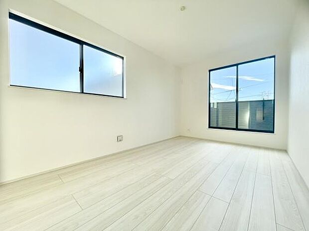 ■■メインベッドルーム■■ウォークinクローゼット付の広い主寝室。プライベートを保ちながらもバランスよく配置された窓から緩やかな陽が射し込み、広い空間を光が満たしていきます。