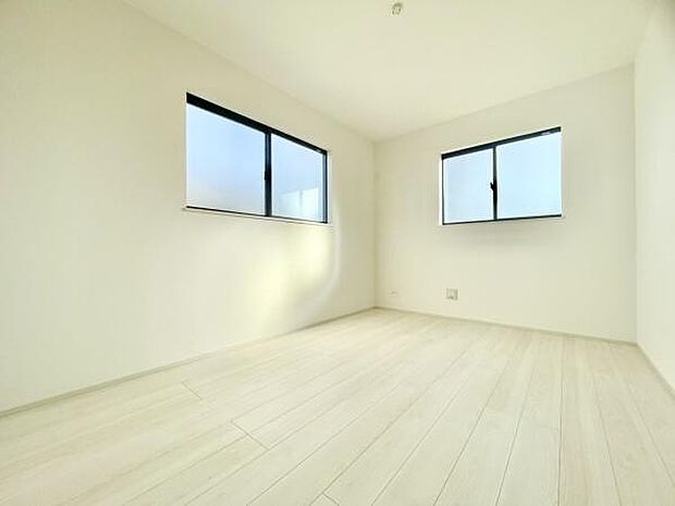 ■■明るい居室■■温もりある自然光を感じていただける居室です。飽きのこないナチュラルカラーの床にホワイトの壁紙は、色褪せることのない心地良さを作ります。