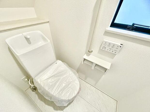 ■■Toilet■■清潔な空間を保ちたいトイレはオフホワイトでまとめました。毎日使う場所だからこそお手入れも楽々にできる機能が搭載されております。汚れが付着しにくい便器はお掃除も楽々です。