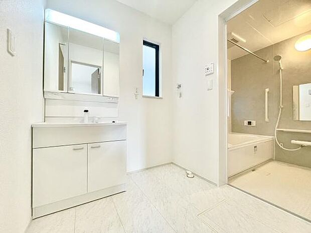 ■■清潔な空間■■毎日使うものだから清潔な空間を保ちたい水回り。洗面にはそんな願いを解消させてくれる収納アイデアが満載です。三面鏡の裏側にはキャビネットが現れ小物から背の高い物まで収納できます。