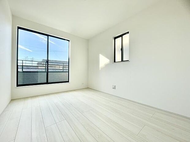 ■■居室■■各居室ごとにデザイン性のある窓を配置しました。壁面にはデスクやベット等の家具を置きやすいように高さや位置にも配慮しました。自分だけのお気に入りの空間を是非ご体感下さい。