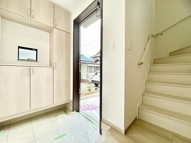 ■■玄関■■人を迎え入れる最初の場所だからこそ、清潔感がある空間にして頂ける様にゆとりあるシューズボックスを設置しました。おでかけの時も帰った時も、「我が家」を最初に感じでもらえる素敵な空間に。