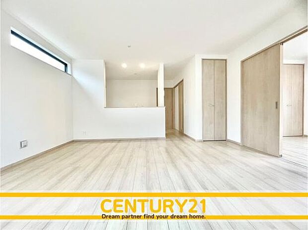 ■■憩いのリビング■■くつろぎを愉しむリビングルームは憩いの場となります。リビングとダイニングの空間機能を活かし、巧みに使い分ける発想が、ライフスタイルに新しいゆとりをもたらします。