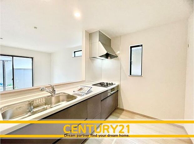 ■■広々キッチン■■大型の冷蔵庫やレンジボードもしっかり置ける広々としたキッチンスペースが大事。ゆとりある空間で作業ができるとお料理の腕も日に日に上がりそうな気がしてきます。