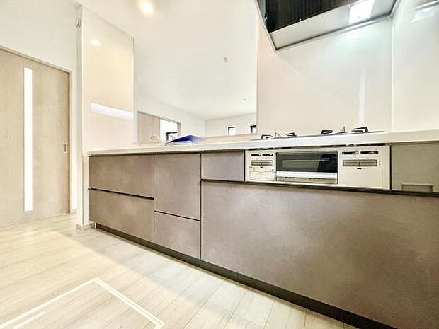 ■■対面キッチン■■キッチンは収納数もさる事ながら、リビングで寛ぐ家族や小さなお子様を見守りながら料理が出来る「対面式の温もり設計」。キッチンから立ち込める香りが今日の料理を期待させます