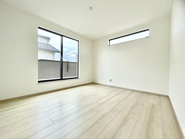 ■■メインベッドルーム■■クローゼット付の広い主寝室。プライベートを保ちながらもバランスよく配置された窓から緩やかな陽が射し込み、広い空間を光が満たしていきます。