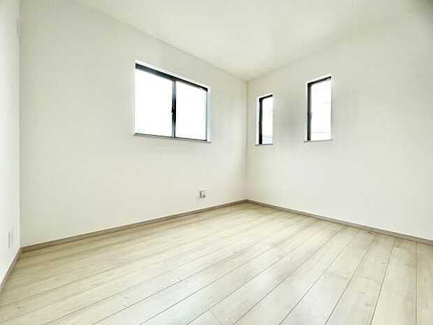 ■■明るい居室■■温もりある自然光を感じていただける居室です。飽きのこないナチュラルカラーの床にホワイトの壁紙は、色褪せることのない心地良さを作ります。