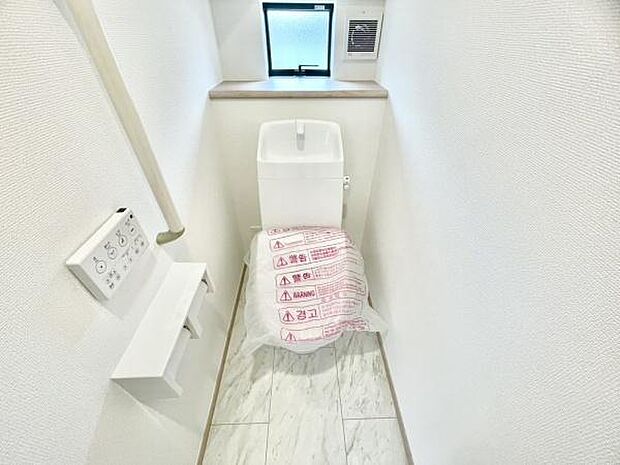 ■■Toilet■■清潔な空間を保ちたいトイレはオフホワイトでまとめました。毎日使う場所だからこそお手入れも楽々にできる機能が搭載されております。汚れが付着しにくい便器はお掃除も楽々です。