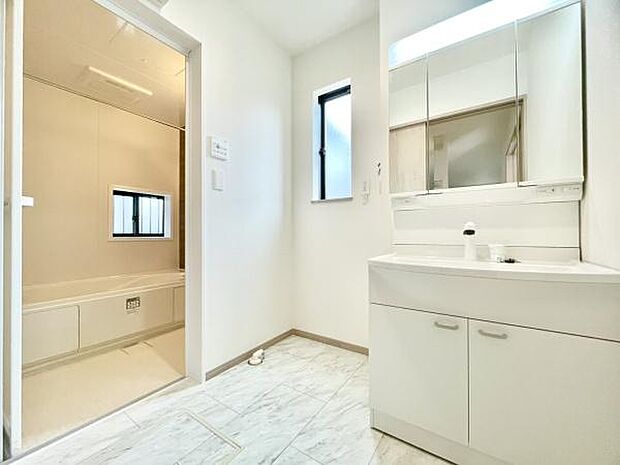 ■■清潔な空間■■毎日使うものだから清潔な空間を保ちたい水回り。洗面にはそんな願いを解消させてくれる収納アイデアが満載です。三面鏡の裏側にはキャビネットが現れ小物から背の高い物まで収納できます。