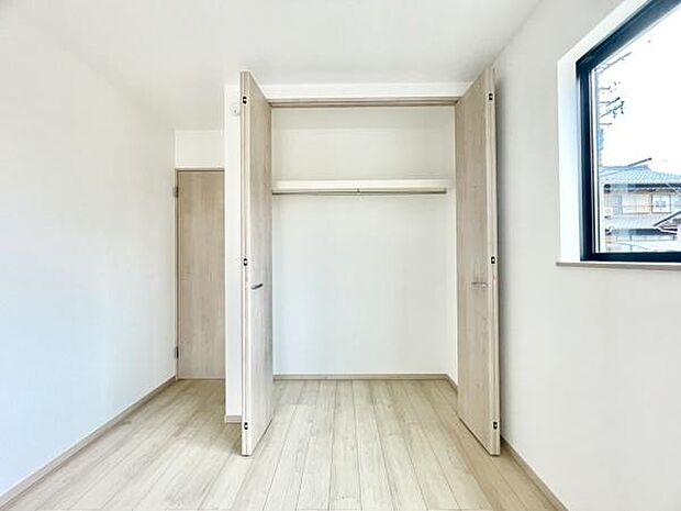 ■■closet■■クローゼットはスーツ類から丈の長いコート類まで何でも収納できる便利なスペースです。衣装ケースと併用することでセーター類なども収納でき自分だけのスペースにカスタマイズできます。