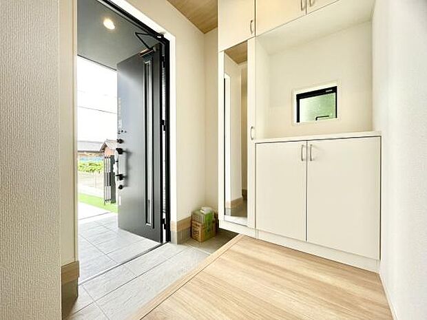 ■■玄関■■人を迎え入れる最初の場所だからこそ、清潔感がある空間にして頂ける様にゆとりあるシューズボックスを設置しました。おでかけの時も帰った時も、「我が家」を最初に感じでもらえる素敵な空間に。