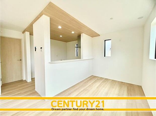 ■■憩いの場所■■パートナーや家族が集う憩いの空間。真新しい木目、Shadeのあるフローリングや白亜のクロスを陽の光、ダウンライトが照らし出し、家族・友人・知人の会話に華を咲かせます。