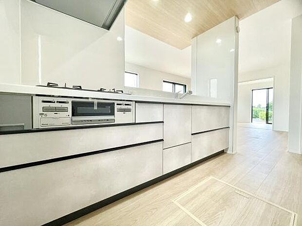 ■■対面キッチン■■キッチンは収納数もさる事ながら、リビングで寛ぐ家族や小さなお子様を見守りながら料理が出来る「対面式の温もり設計」。キッチンから立ち込める香りが今日の料理を期待させます