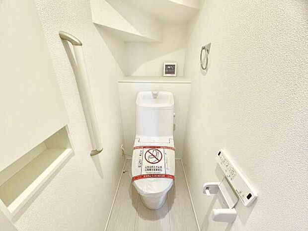 ■■Toilet■■清潔な空間を保ちたいトイレはオフホワイトでまとめました。毎日使う場所だからこそお手入れも楽々にできる機能が搭載されております。汚れが付着しにくい便器はお掃除も楽々です。