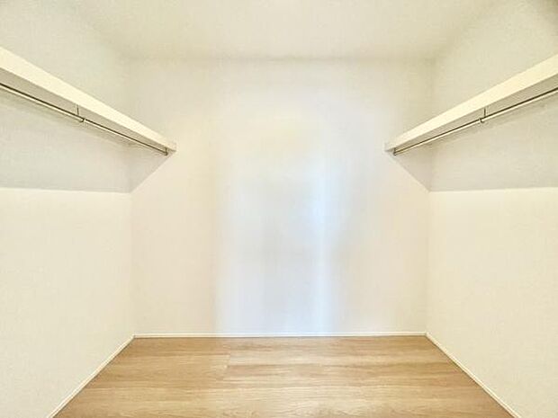 ■■ウォークインクローゼット■■スーツ類から丈の長いコート類まで何でも収納できる便利なスペースです。衣装ケースと併用することでセーター類なども収納でき自分だけのスペースにカスタマイズできます。