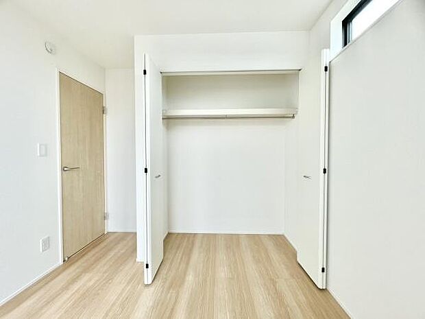 ■■closet■■クローゼットはスーツ類から丈の長いコート類まで何でも収納できる便利なスペースです。衣装ケースと併用することでセーター類なども収納でき自分だけのスペースにカスタマイズできます。