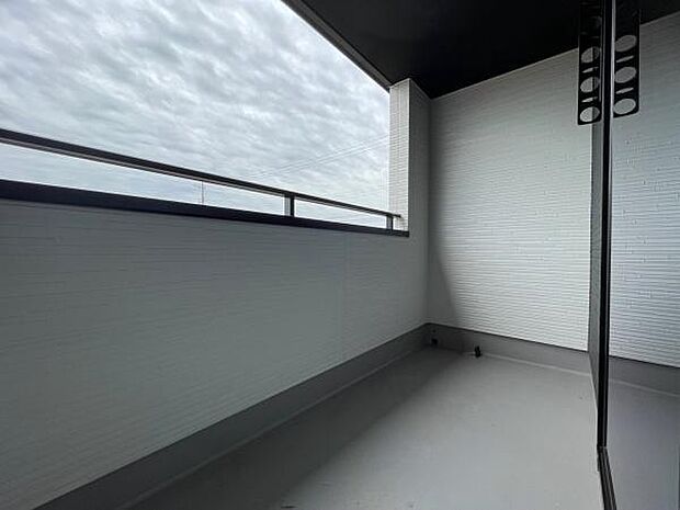 ■■開放感感じるバルコニー■■頬をなでる優しい風を感じることが出来るバルコニー。つい深呼吸をしたくなる気持ちの良い場所はこのお部屋の自慢です。お洗濯物を干すスペースとしても十分な広さがあります。