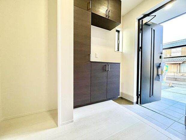 ■■玄関■■人を迎え入れる最初の場所だからこそ、清潔感がある空間にして頂ける様にゆとりあるシューズボックスを設置しました。おでかけの時も帰った時も、「我が家」を最初に感じでもらえる素敵な空間に。