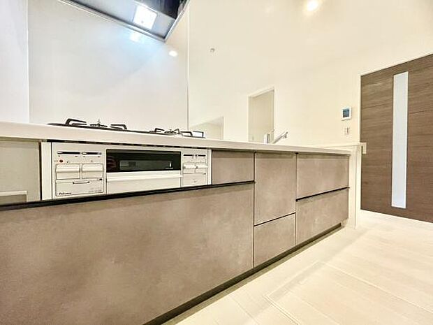 ■■対面キッチン■■キッチンは収納数もさる事ながら、リビングで寛ぐ家族や小さなお子様を見守りながら料理が出来る「対面式の温もり設計」。キッチンから立ち込める香りが今日の料理を期待させます