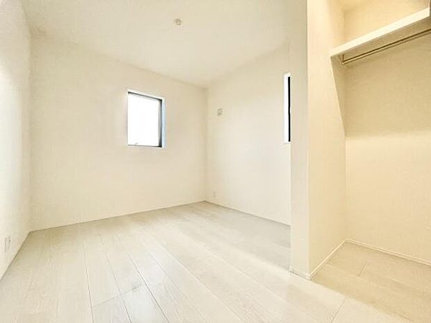 ■■明るい居室■■温もりある自然光を感じていただける居室です。飽きのこないナチュラルカラーの床にホワイトの壁紙は、色褪せることのない心地良さを作ります。