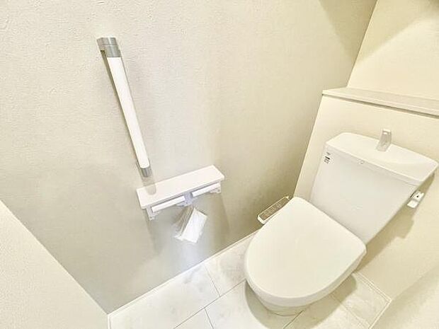 ■■Toilet■■清潔な空間を保ちたいトイレはオフホワイトでまとめました。毎日使う場所だからこそお手入れも楽々にできる機能が搭載されております。汚れが付着しにくい便器はお掃除も楽々です。