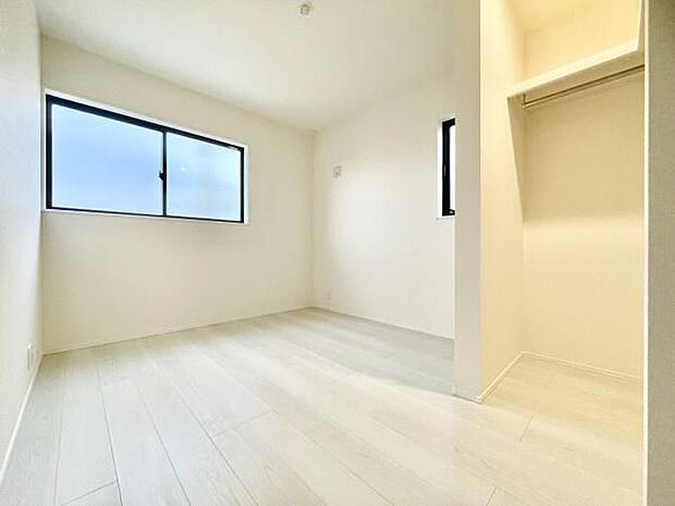 ■■居室■■各居室ごとにデザイン性のある窓を配置しました。壁面にはデスクやベット等の家具を置きやすいように高さや位置にも配慮しました。自分だけのお気に入りの空間を是非ご体感下さい。