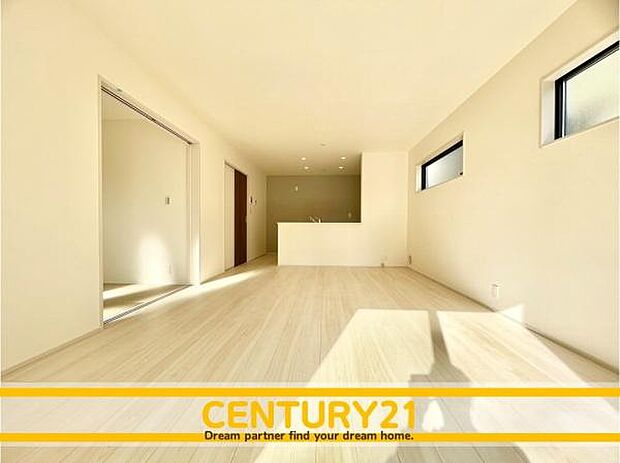 ■■憩いのリビング■■くつろぎを愉しむリビングルームは憩いの場となります。リビングとダイニングの空間機能を活かし、巧みに使い分ける発想が、ライフスタイルに新しいゆとりをもたらします。