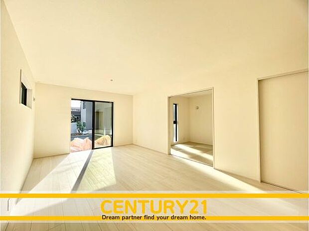 ■■憩いの場所■■パートナーや家族が集う憩いの空間。真新しい木目、Shadeのあるフローリングや白亜のクロスを陽の光、ダウンライトが照らし出し、家族・友人・知人の会話に華を咲かせます。