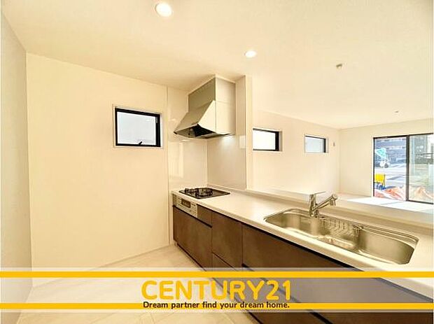 ■■広々キッチン■■大型の冷蔵庫やレンジボードもしっかり置ける広々としたキッチンスペースが大事。ゆとりある空間で作業ができるとお料理の腕も日に日に上がりそうな気がしてきます。