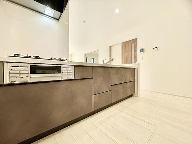 ■■対面キッチン■■キッチンは収納数もさる事ながら、リビングで寛ぐ家族や小さなお子様を見守りながら料理が出来る「対面式の温もり設計」。キッチンから立ち込める香りが今日の料理を期待させます