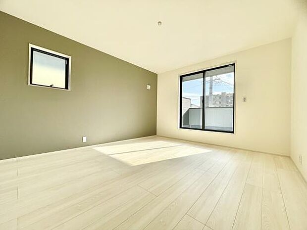 ■■メインベッドルーム■■ウォークinクローゼット付の広い主寝室。プライベートを保ちながらもバランスよく配置された窓から緩やかな陽が射し込み、広い空間を光が満たしていきます。