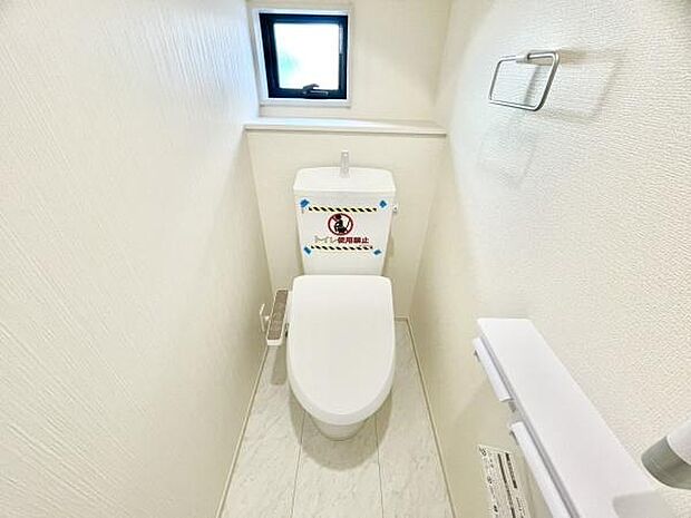 ■■Toilet■■清潔な空間を保ちたいトイレはオフホワイトでまとめました。毎日使う場所だからこそお手入れも楽々にできる機能が搭載されております。汚れが付着しにくい便器はお掃除も楽々です。