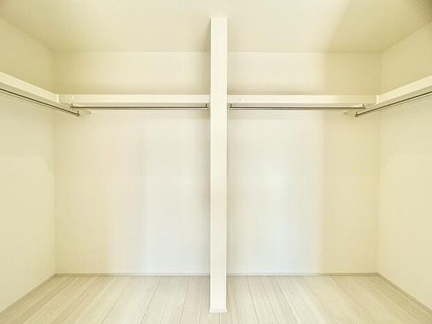 ■■ウォークインクローゼット■■スーツ類から丈の長いコート類まで何でも収納できる便利なスペースです。衣装ケースと併用することでセーター類なども収納でき自分だけのスペースにカスタマイズできます。