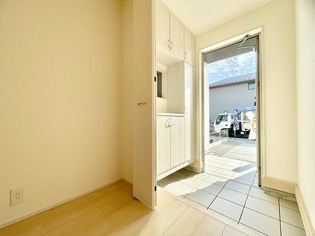 ■■玄関■■人を迎え入れる最初の場所だからこそ、清潔感がある空間にして頂ける様にゆとりあるシューズボックスを設置しました。おでかけの時も帰った時も、「我が家」を最初に感じでもらえる素敵な空間に。