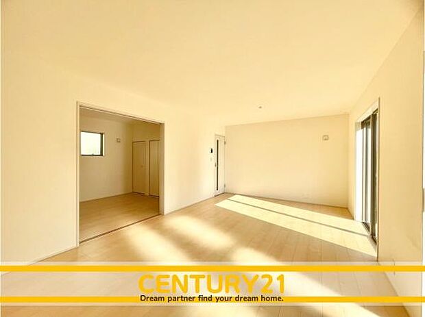 ■■憩いの場所■■パートナーや家族が集う憩いの空間。真新しい木目、Shadeのあるフローリングや白亜のクロスを陽の光、ダウンライトが照らし出し、家族・友人・知人の会話に華を咲かせます。