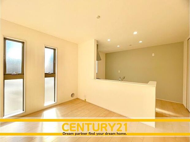 ■■ステキな時間を！■■忙しい朝でも、しっかり家族が揃って食事をして頂けるゆとりある大きさのダイニングスペース。奥様が作る手料理をカウンター越しに受けとって頂き、テーブルで囲む素敵な時間を存分に。