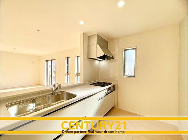 ■■広々キッチン■■大型の冷蔵庫やレンジボードもしっかり置ける広々としたキッチンスペースが大事。ゆとりある空間で作業ができるとお料理の腕も日に日に上がりそうな気がしてきます。