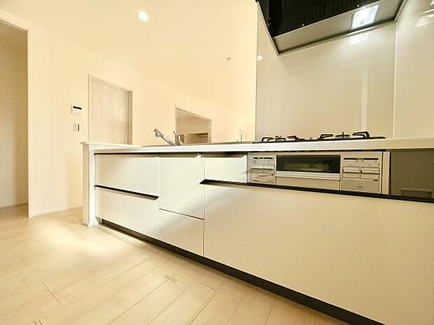 ■■対面キッチン■■キッチンは収納数もさる事ながら、リビングで寛ぐ家族や小さなお子様を見守りながら料理が出来る「対面式の温もり設計」。キッチンから立ち込める香りが今日の料理を期待させます