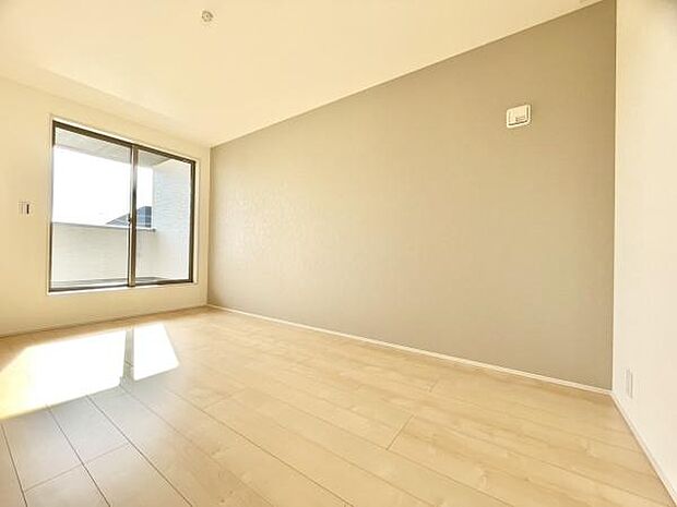 ■■メインベッドルーム■■ウォークinクローゼット付の広い主寝室。プライベートを保ちながらもバランスよく配置された窓から緩やかな陽が射し込み、広い空間を光が満たしていきます。