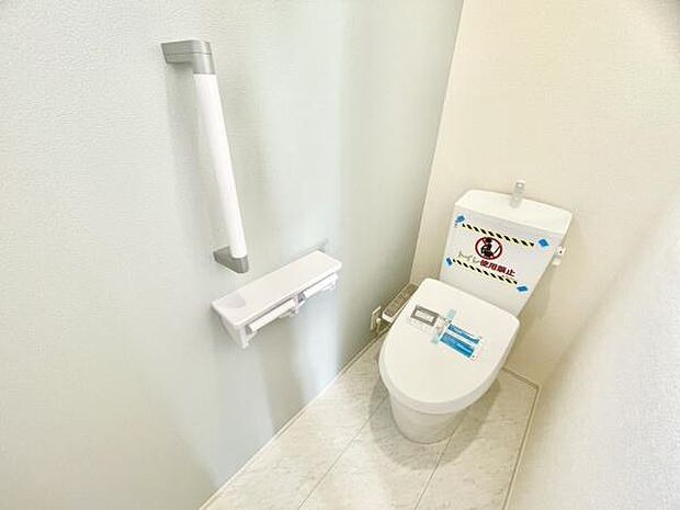 ■■Toilet■■清潔な空間を保ちたいトイレはオフホワイトでまとめました。毎日使う場所だからこそお手入れも楽々にできる機能が搭載されております。汚れが付着しにくい便器はお掃除も楽々です。