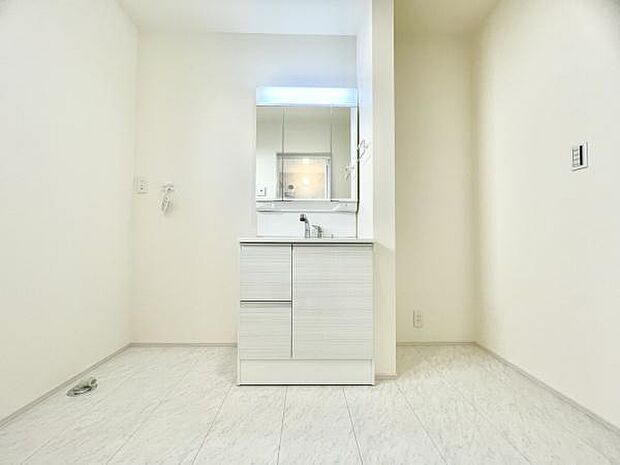 ■■清潔な空間■■毎日使うものだから清潔な空間を保ちたい水回り。洗面にはそんな願いを解消させてくれる収納アイデアが満載です。三面鏡の裏側にはキャビネットが現れ小物から背の高い物まで収納できます。