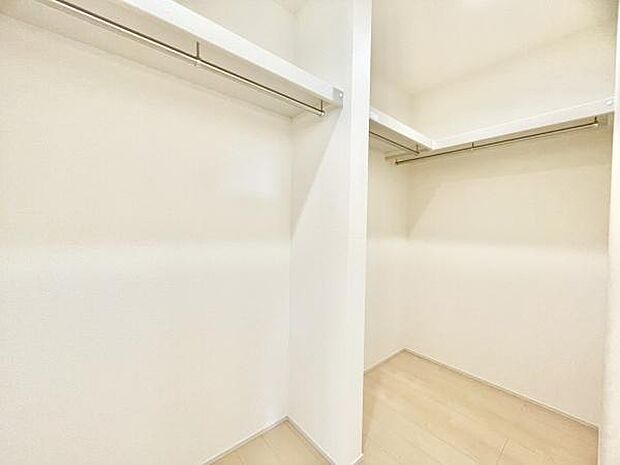 ■■ウォークインクローゼット■■スーツ類から丈の長いコート類まで何でも収納できる便利なスペースです。衣装ケースと併用することでセーター類なども収納でき自分だけのスペースにカスタマイズできます。