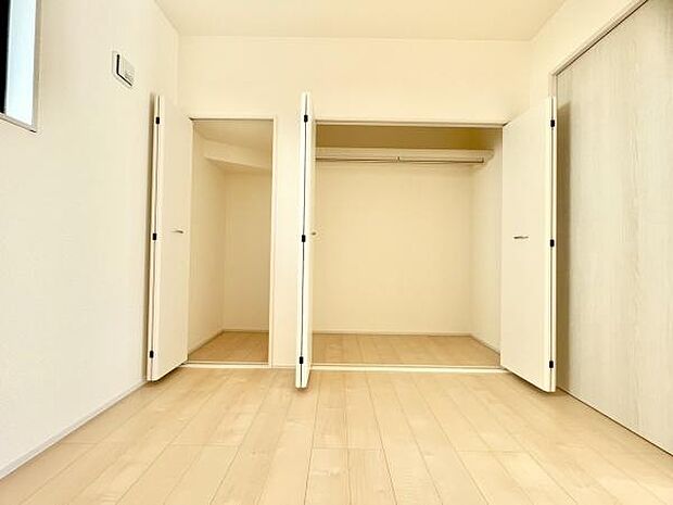 ■■closet■■クローゼットはスーツ類から丈の長いコート類まで何でも収納できる便利なスペースです。衣装ケースと併用することでセーター類なども収納でき自分だけのスペースにカスタマイズできます。