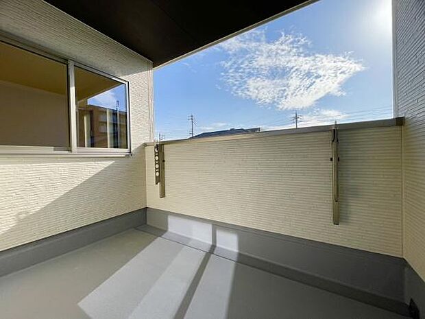 ■■開放感感じるバルコニー■■頬をなでる優しい風を感じることが出来るバルコニー。つい深呼吸をしたくなる気持ちの良い場所はこのお部屋の自慢です。お洗濯物を干すスペースとしても十分な広さがあります。