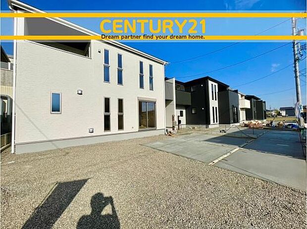 ■■駐車場■■ファミリーカーの需要が多い中、駐車場も確保いたしました。マンションとは違う敷地内駐車。ご主人様のお車のお手入れにも気合が入りますね。