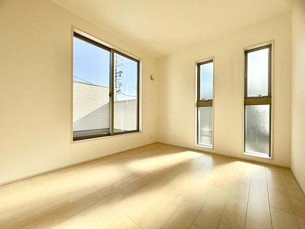 ■■居室■■各居室ごとにデザイン性のある窓を配置しました。壁面にはデスクやベット等の家具を置きやすいように高さや位置にも配慮しました。自分だけのお気に入りの空間を是非ご体感下さい。