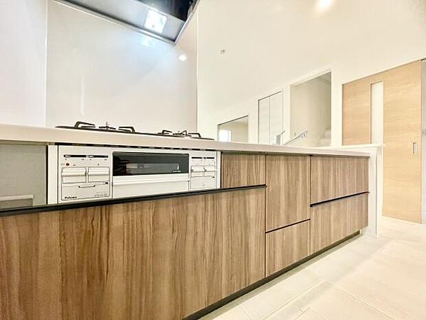 ■■対面キッチン■■キッチンは収納数もさる事ながら、リビングで寛ぐ家族や小さなお子様を見守りながら料理が出来る「対面式の温もり設計」。キッチンから立ち込める香りが今日の料理を期待させます