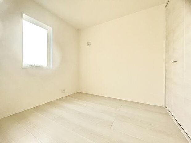 ■■明るい居室■■温もりある自然光を感じていただける居室です。飽きのこないナチュラルカラーの床にホワイトの壁紙は、色褪せることのない心地良さを作ります。