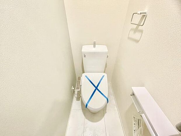 ■■Toilet■■清潔な空間を保ちたいトイレはオフホワイトでまとめました。毎日使う場所だからこそお手入れも楽々にできる機能が搭載されております。汚れが付着しにくい便器はお掃除も楽々です。